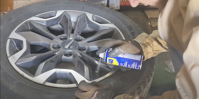 Брызгаем WD-40 на колпачек колеса HAVAL Dargo